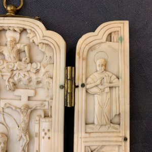 Une triptyque en ivoire sculpté indo-portugaise ou hispano-philippine, 19ème ou avant — photo 17
