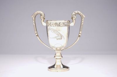 Une trophée à déux anses en argent à décor de phénix, Chine, 19ème