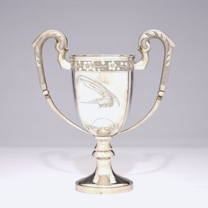 Une trophée à déux anses en argent à décor de phénix, Chine, 19ème — photo 1