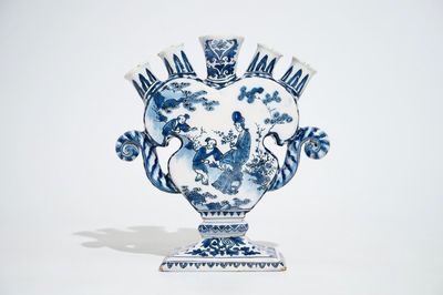 Une tulipière en faïence de Delft bleu et blanc à décor chinoiserie, fin du 17ème