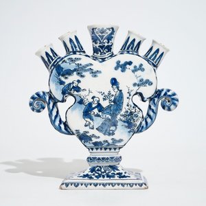 Une tulipière en faïence de Delft bleu et blanc à décor chinoiserie, fin du 17ème — photo 1