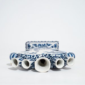 Une tulipière en faïence de Delft bleu et blanc à décor chinoiserie, fin du 17ème — photo 5