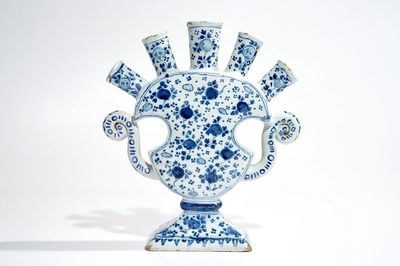 Une tulipière en faïence de Delft bleu et blanc à décor floral, 18ème