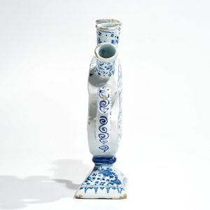 Une tulipière en faïence de Delft bleu et blanc à décor floral, 18ème — photo 2