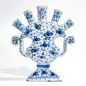 Une tulipière en faïence de Delft bleu et blanc à décor floral, 18ème — photo 3