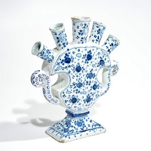 Une tulipière en faïence de Delft bleu et blanc à décor floral, 18ème — photo 5