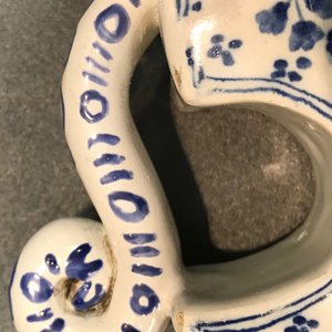 Une tulipière en faïence de Delft bleu et blanc à décor floral, 18ème — photo 9