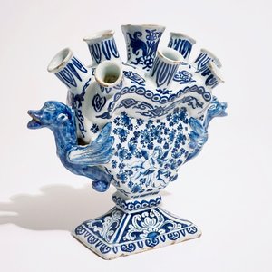 Une tulipière en faïence de Delft bleu et blanc aux cupidons, vers 1700 — photo 1
