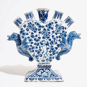 Une tulipière en faïence de Delft bleu et blanc aux cupidons, vers 1700 — photo 4