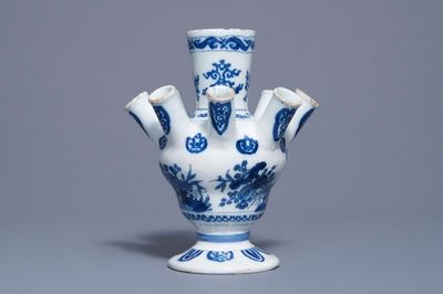 Une tulipière en faïence de Delft bleu et blanc, fin du 17ème