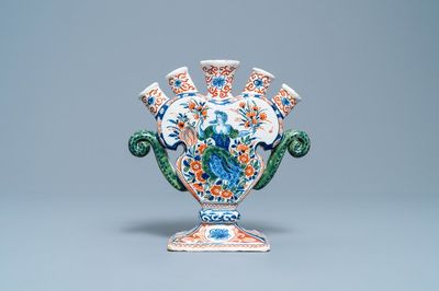 Une tulipière en faïence de Delft en palette cachemire, 1er quart du 18ème