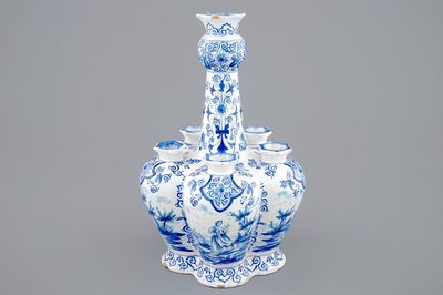 Une tulipière en faïence de style de Delft, France, 19ème