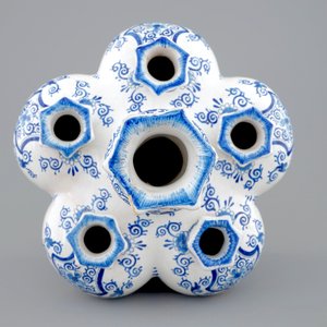 Une tulipière en faïence de style de Delft, France, 19ème — photo 6