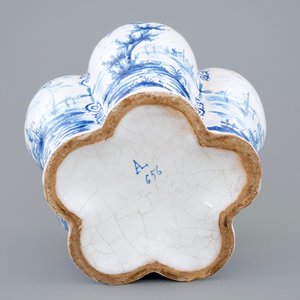 Une tulipière en faïence de style de Delft, France, 19ème — photo 7