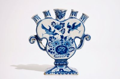 Une tulipière en forme de coeur en faïence de Delft bleu et blanc, 18ème