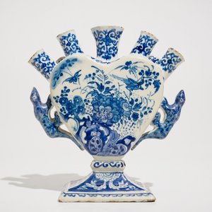 Une tulipière en forme de coeur en faïence de Delft bleu et blanc, 1ère moitié du 18ème — photo 3
