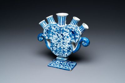 Une tulipière en forme de coeur en faïence de Delft en bleu et blanc, 1ère moitié du 18ème