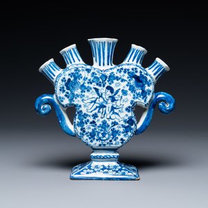 Une tulipière en forme de coeur en faïence de Delft en bleu et blanc, 1ère moitié du 18ème — photo 2