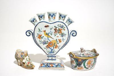 Une tulipière en forme de coeur, une chaussure et un beurrier en style de Delft, France, 19ème