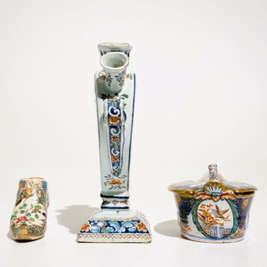 Une tulipière en forme de coeur, une chaussure et un beurrier en style de Delft, France, 19ème — photo 3