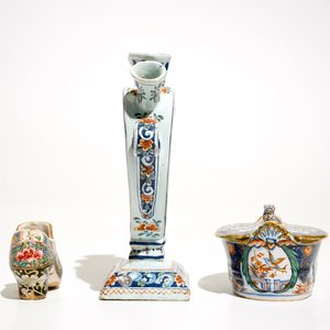 Une tulipière en forme de coeur, une chaussure et un beurrier en style de Delft, France, 19ème — photo 5