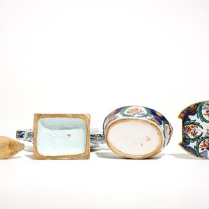 Une tulipière en forme de coeur, une chaussure et un beurrier en style de Delft, France, 19ème — photo 6