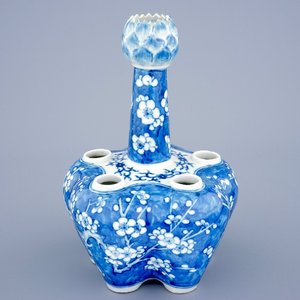 Une tulipière en porcelaine de Chine bleu et blanc à décor de prunus, 19ème — photo 1