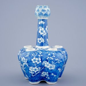 Une tulipière en porcelaine de Chine bleu et blanc à décor de prunus, 19ème — photo 2