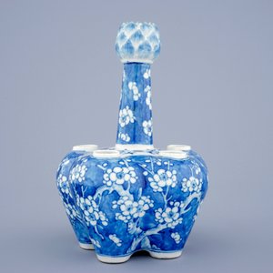 Une tulipière en porcelaine de Chine bleu et blanc à décor de prunus, 19ème — photo 5