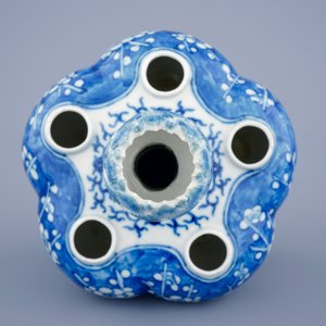 Une tulipière en porcelaine de Chine bleu et blanc à décor de prunus, 19ème — photo 6