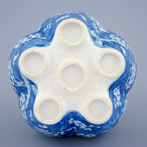 Une tulipière en porcelaine de Chine bleu et blanc à décor de prunus, 19ème — photo 7