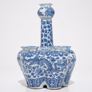 Une tulipière en porcelaine de Chine bleu et une plaque en forme d'éventail, 19ème — photo 5