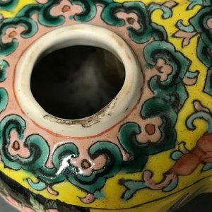 Une tulipière en porcelaine de Chine pour le marché Peranakan et une théière couverte en Canton, 19ème — photo 12