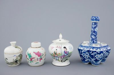 Une tulipière et 3 petits pots en porcelaine de Chine bleu et blanc et famille rose, 19ème