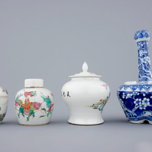 Une tulipière et 3 petits pots en porcelaine de Chine bleu et blanc et famille rose, 19ème — photo 3
