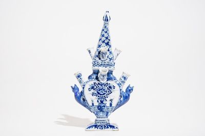 Une tulipière pyramidale en forme de coeur en faïence de Delft bleu et blanc, 2ème moitié du 17ème