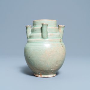 Une urne à cinq becs en porcelaine de Chine céladon de Longquan, Song — photo 5