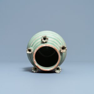 Une urne à cinq becs en porcelaine de Chine céladon de Longquan, Song — photo 6