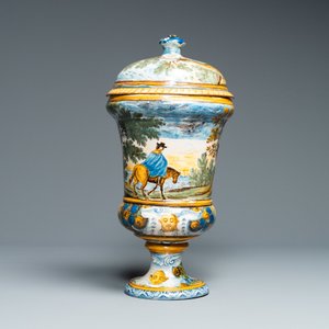 Une urne couverte en faïence polychrome de Castelli, Italie, 18ème — photo 3
