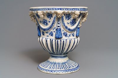 Une urne sur piedouche en faïence de Talavera bleu et blanc, Espagne, 18/19ème