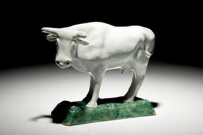 Une vache blanche sur tertre vert en faïence de Delft, 18ème