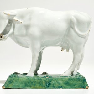Une vache blanche sur tertre vert en faïence de Delft, 18ème — photo 2