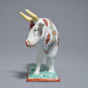 Une vache sur base rectangulaire en faïence de Delft petit feu, 18ème — photo 2