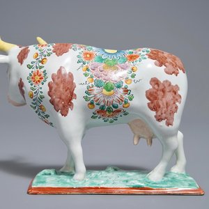 Une vache sur base rectangulaire en faïence de Delft petit feu, 18ème — photo 3