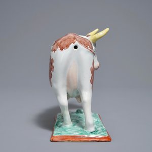 Une vache sur base rectangulaire en faïence de Delft petit feu, 18ème — photo 4