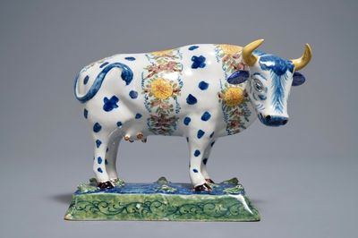 Une vache sur un base aux grenouilles en faïence polychrome de Delft, 18ème