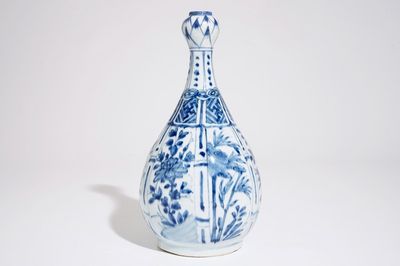 Une vase de forme bouteille en porcelaine de Chine bleu et blanc, Ming, Wanli