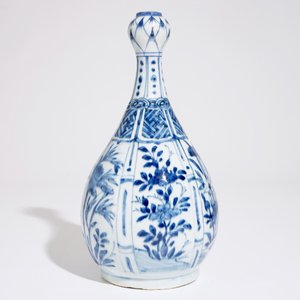 Une vase de forme bouteille en porcelaine de Chine bleu et blanc, Ming, Wanli — photo 4