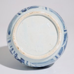 Une vase de forme bouteille en porcelaine de Chine bleu et blanc, Ming, Wanli — photo 5