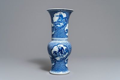 Une vase de forme yenyen en porcelaine de Chine en bleu et blanc, Kangxi